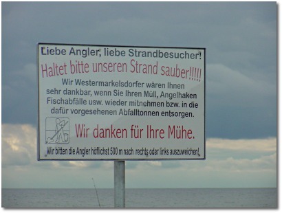 Foto: Schild // Liebe Angler, liebe Strandbesucher! Haltet bitte unseren Strand sauber