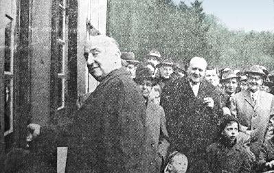 Foto: Es zeigt den damaligen Oberbrgermeister Voos vor der Tr zum Schleifermuseum Balkhauser Kotten