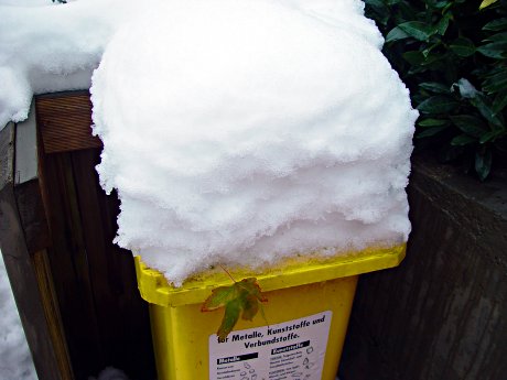 Foto: gelbe Mlltonne mit Schneehaube
