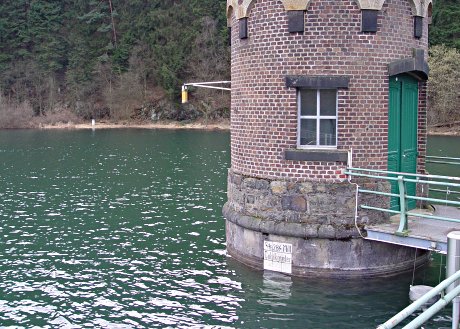 Foto: Wasserentnahmeturm der Sengbachtalsperre