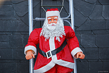 Foto: Weihnachtsmann an/auf Leiter