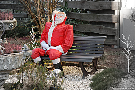 Foto: Weihnachtsmann auf Gartenbank