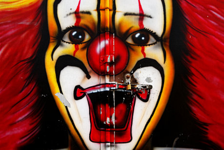 Foto: Clownsgesicht an einer LKW-Tre