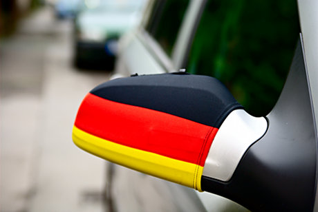 Foto: Auto-Auenspiegel in Deutschlandfahne eingepackt