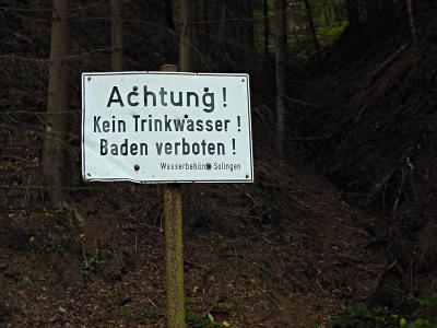 Foto: Hinweisschild mit der Aufschrift 'Achtung! Kein Trinkwasser! Baden verboten! Wasserbehrde Solingen'