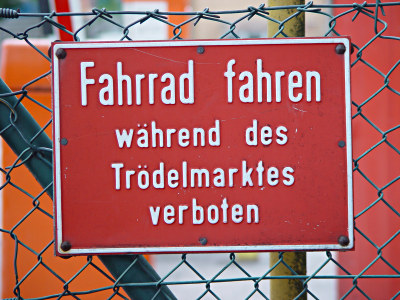 Schild mit der Aufschrift: Fahrrad fahren whrend des Trdelmarkes verboten