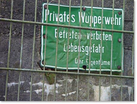 Foto: Hinweisschild - Privates Wupperwehr! Betreten Verboten! Lebensgefahr
