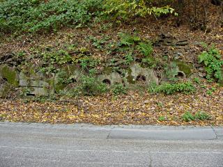 2001, Böschung mit alten Schleifsteinen zum Stützen
