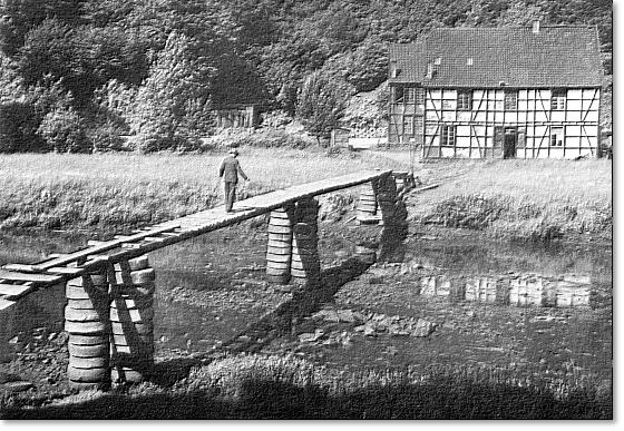 Foto zeigt die originelle Brücke über die Wupper am Balkhauser Kotten