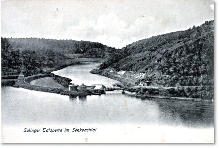 Die 1908 gelaufene Ansichtskarte zeigt die Vorsperre der Solinger Talsperre