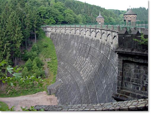 Foto: Staumauer der Sengbachtalsperre