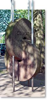 Foto: Czimatis-Denkmal in Solingen, 2 ineinanderverschrnke Schleifsteine