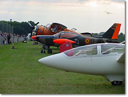 Parkplatz: WACO YKS-6, Sia-Machetti F-260, Segelflugzeug