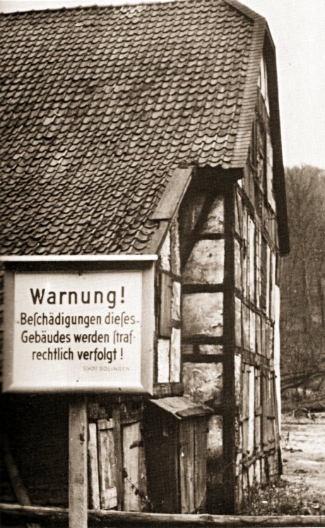 Foto: Warnung! Beschädigungen dieses Gebäudes werden strafrechtlich verfolgt!