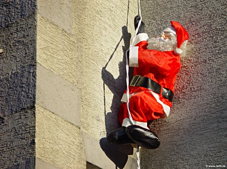 Foto: kletternder Weihnachtsmann