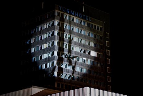 Foto: angestrahltes Turmhotel