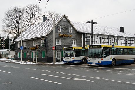 Foto: Aufderhher Busbahnhof mit dem Fachwerkbau