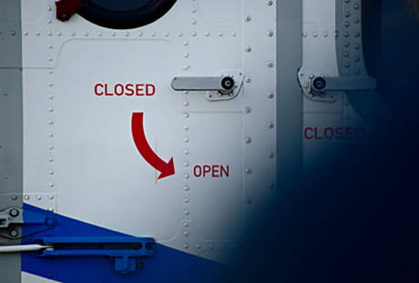Foto: Flugzeugtr mit der Beschriftung 'closed'