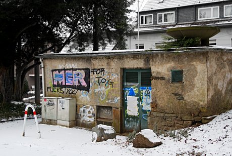 Foto: Bauwerk mit Graffiti