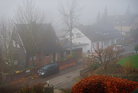Foto: Huser im Nebel