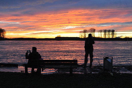 Foto: Sonnenuntergang am Rhein mit Knipsern