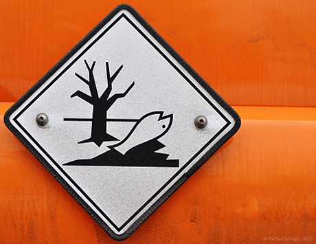 Foto: Schild mit dem Logo für den Hinweis 'Umweltgefährlich'