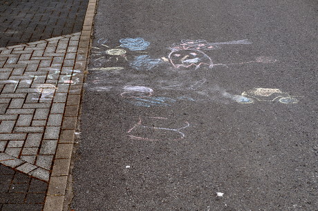 Foto: Kindermalerei auf der Straße