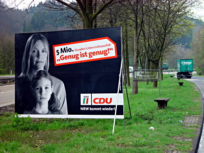 Wahlkampfplakat der Christlich Sozialen Union mit der Aufschrift: 5 Mio. Stunden Unterrichtsausfall / Genug ist Genug