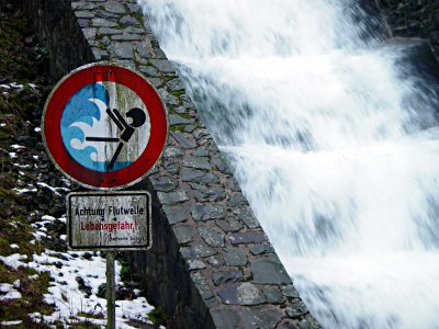 Foto: Schild mit der Aufschrift 'Achtung Flutwelle - Lebensgefahr!'