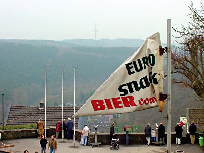 Foto: Fahne mit der Aufschrift 'Euro Snack, Bier vom ...'