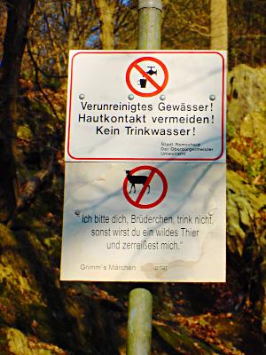 Foto: Schild mit der Aufschrift - Verunreinigtes Gewsser ...